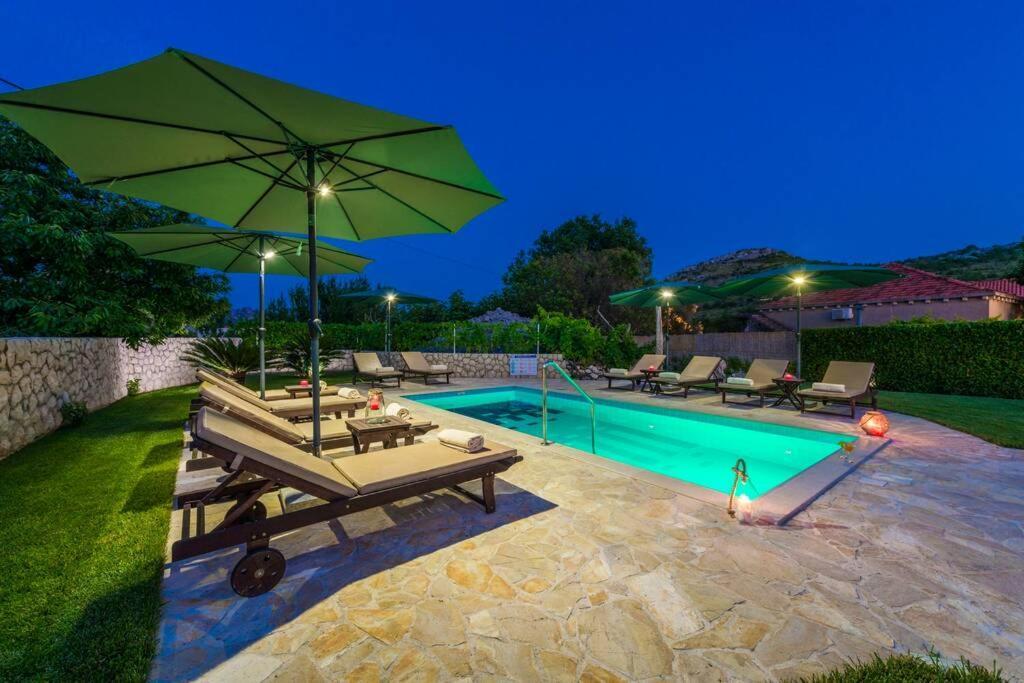 Vila Vergatum-Privacy,Gym,Billiards,Table Tennis Donji Brgat Ngoại thất bức ảnh